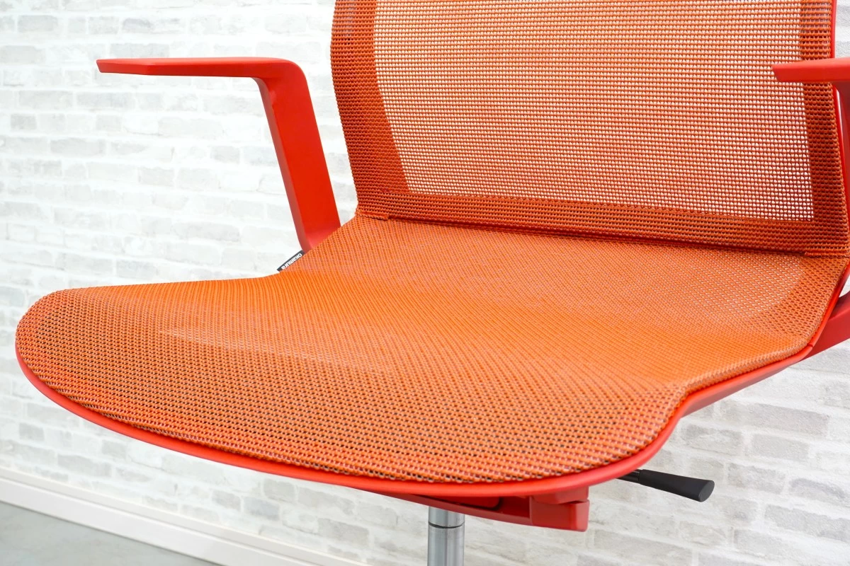 オカムラ シナーラ OAチェア〔背座メッシュ､オレンジレッドフレーム､ウレタンキャスター､固定肘付､オレンジレッド〕