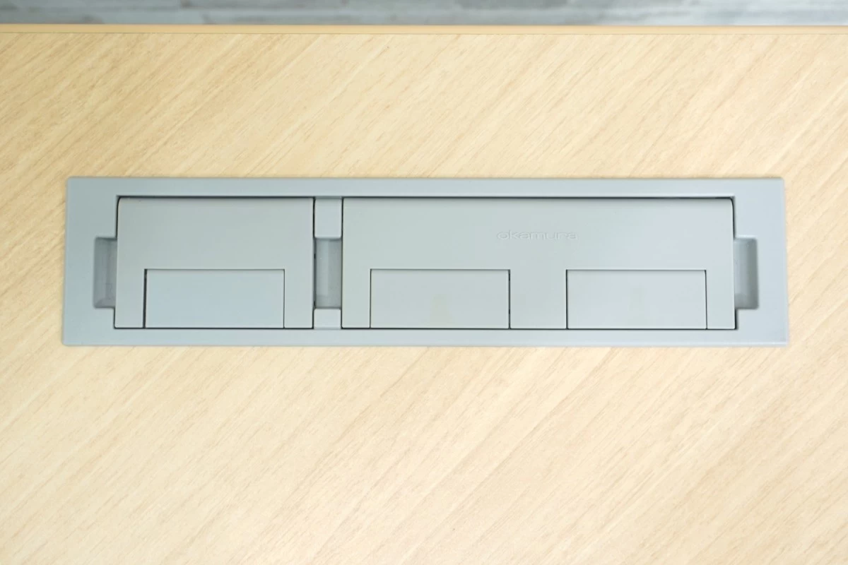 オカムラ スイフト 1616L型デスク〔電動昇降機能付､シルバー脚､ナチュラル天板〕
