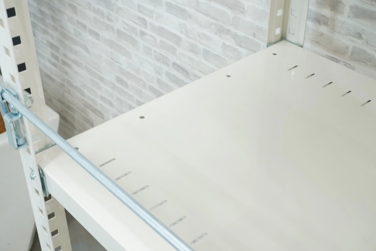 オカムラ 63型 0945軽量棚〔H1300､天地4段､キャスター･転落防止バー･把手付､ホワイト〕