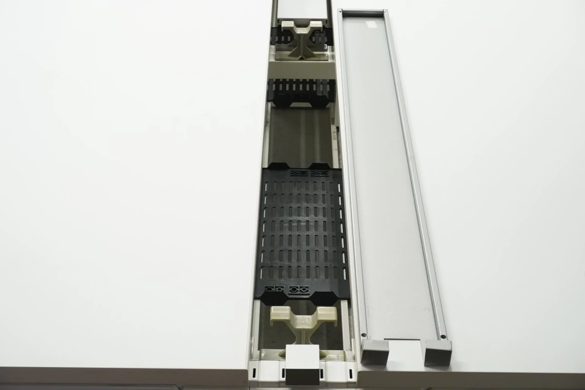 オカムラ プロユニット フリーウェイ 5414フリーアドレスデスク〔W1800×3､配線カバーシルバー置き型､ホワイト天板〕