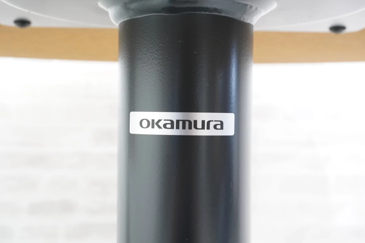 オカムラ アルトピアッツァ 円テーブル〔900Φ､ブラック脚､ブラウン天板〕