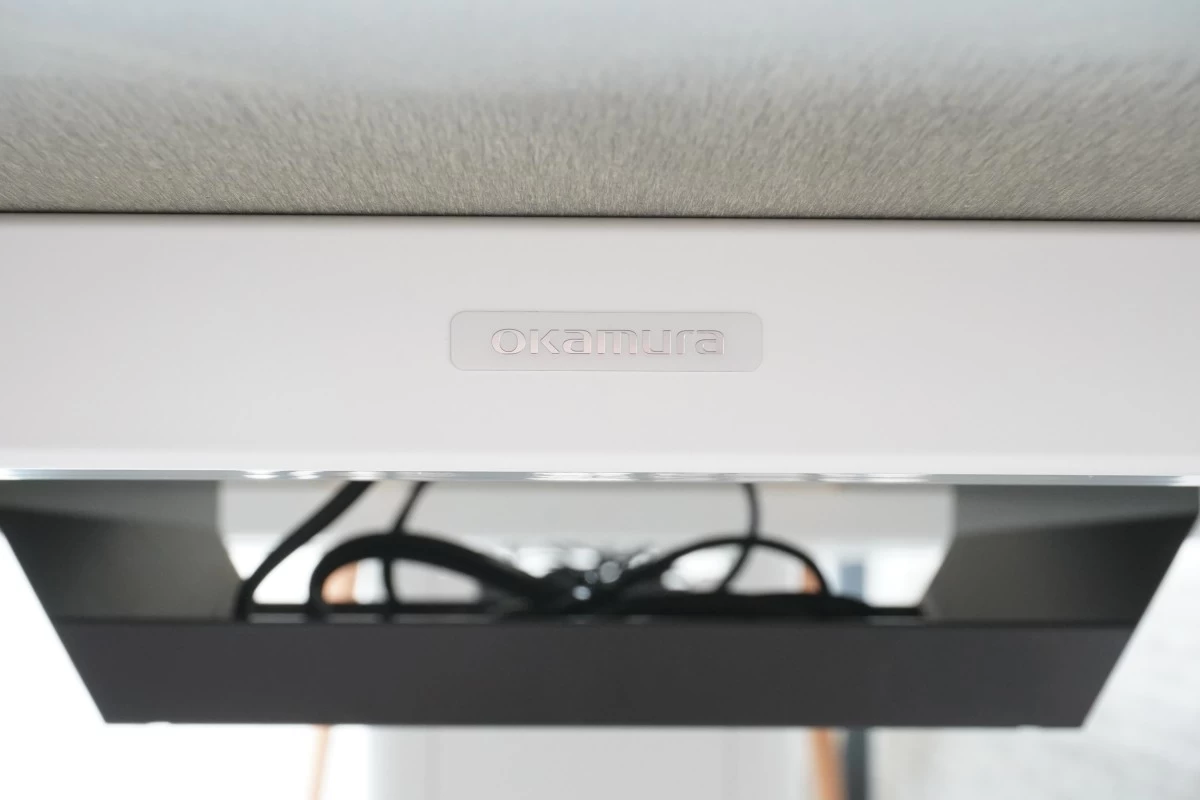 オカムラ ライブス ワークテーブル 3612テーブル〔木製脚､コンセント付､ホワイト天板〕
