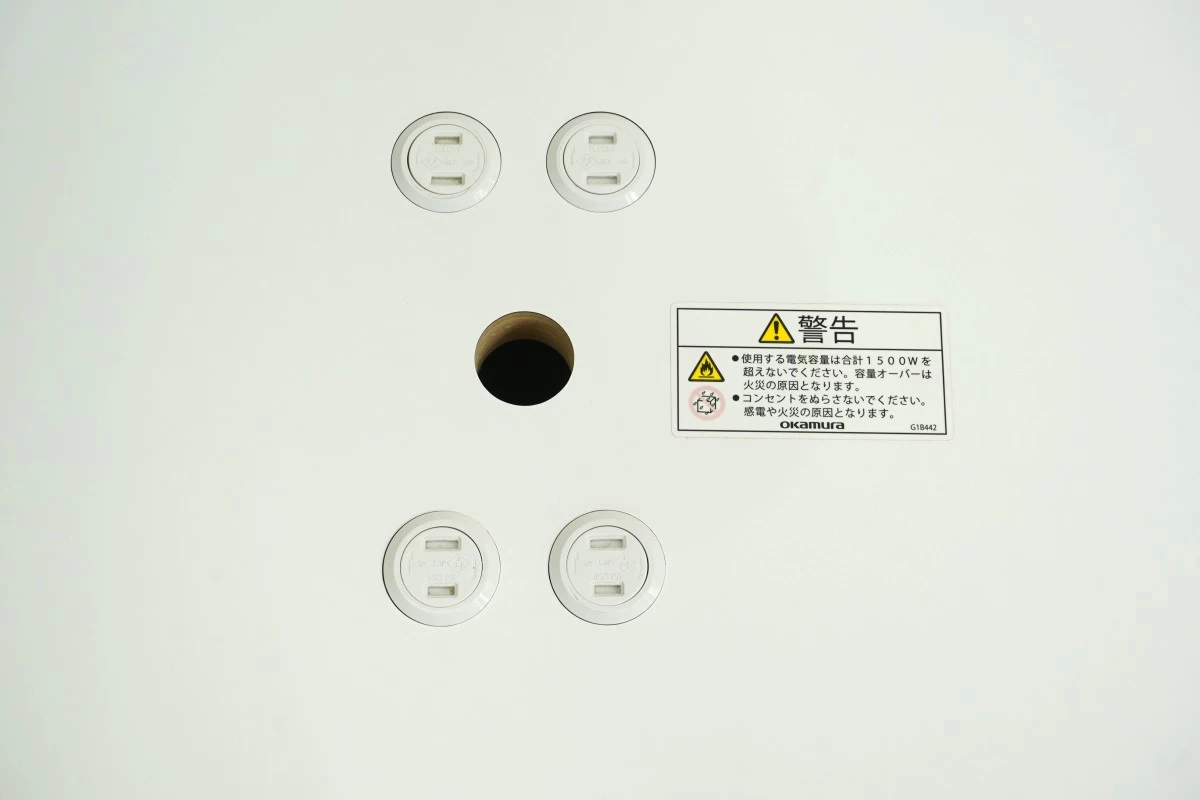 オカムラ ライブス ワークテーブル 3612テーブル〔木製脚､コンセント付､ホワイト天板〕