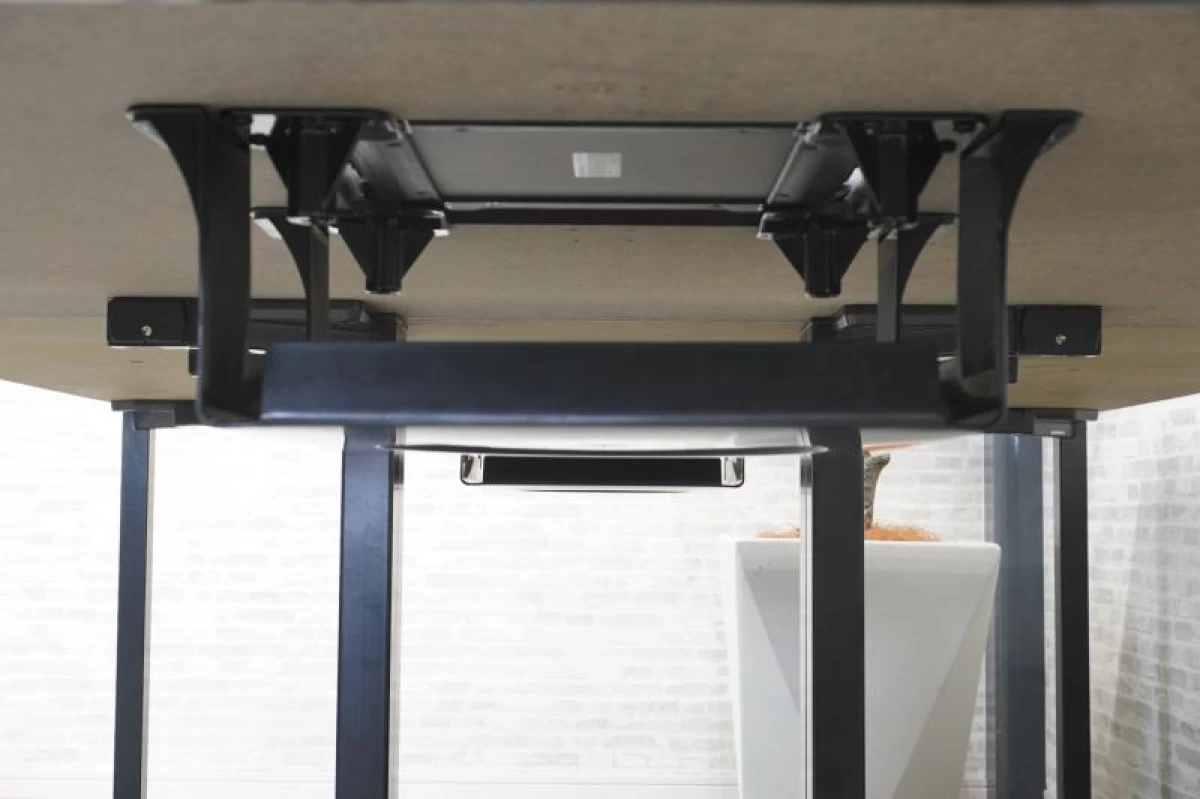 オカムラ アプションフリー2 1214テーブル2台セット〔ブラック脚､配線ユニット付､グレー天板〕
